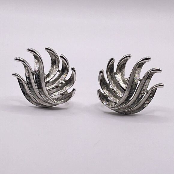 Vintage TRIFARI Silver Tone CLIP ON Statement Earrings Modern Abstract Floral - Picture 1 of 10